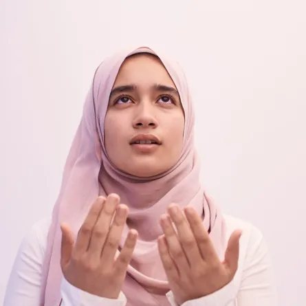 صورة لطفلة تدعو ربها