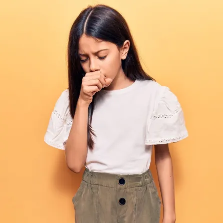 صورة لطفلة تعاني من السعال 