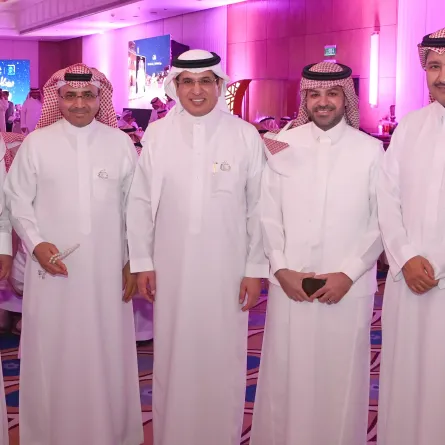 محمد فهد الحارثي، الرئيس التنفيذي لهيئة الإذاعة والتلفزيون السعودية يتوسط مجموعة من الاعلاميين