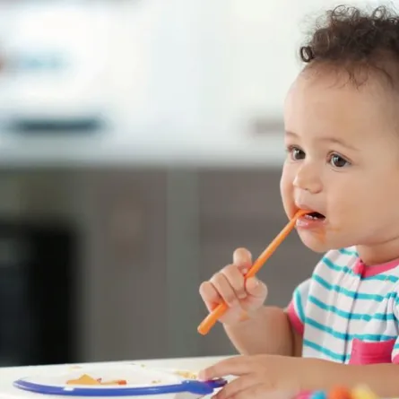 الأطعمة الصلبة.. متى يأكلها الرضيع؟