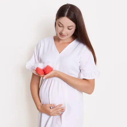 مزايا ومخاطر تصاحب الإنجاب في عمر العشرين مقابل الثلاثين