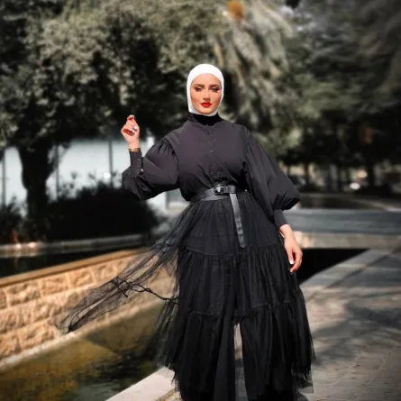  القميص الأسود للمحجبات - الصورة من حساب دلال الدوب على الانستغرام