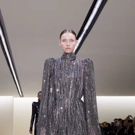  فستان باللون الفضي من بالنسياغا Balenciaga