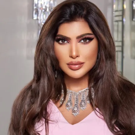 المكياج الزهري مع الشعر المنسدل - الصورة من حساب اميرة محمد على الانستغرام