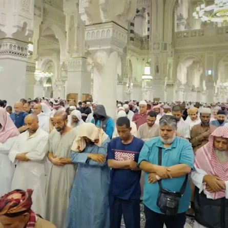 تيسيرا على المصلين.. اعتماد المدة "10 دقائق" بين الأذان والإقامة لصلاتي الفجر والعشاء بالسعودية في رمضان - الصورة من حساب وزارة الحج والعمرة على تويتر