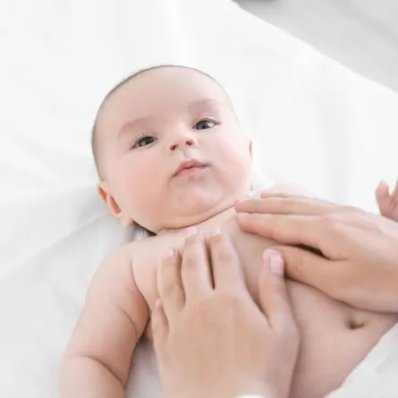 صورة لتدليك المولود