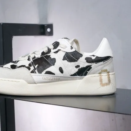    حذاء رياضي باللونين الأبيض والأسود من Monoway