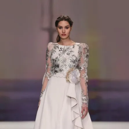 فستان خطوبة باللون البيج من مونشو ايريديا Moncho Heredia