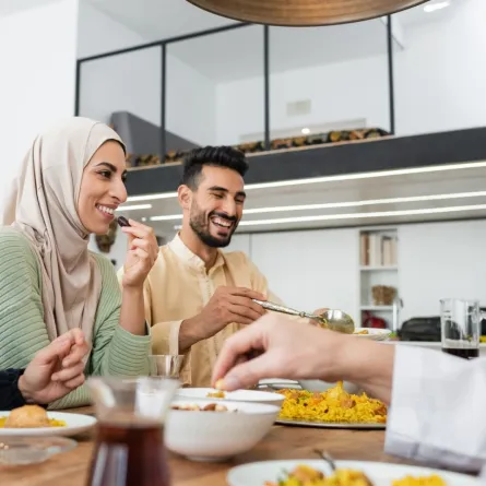 صورة لحامل على مائدة إفطار رمضان