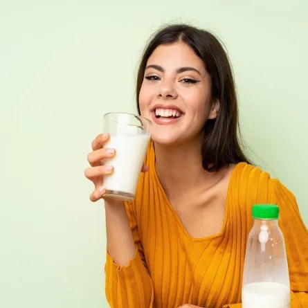 صورة لامراة تحمل كوب به لبن رائب