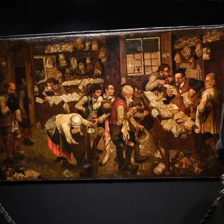 لوحة فنية خلف باب حجرة 