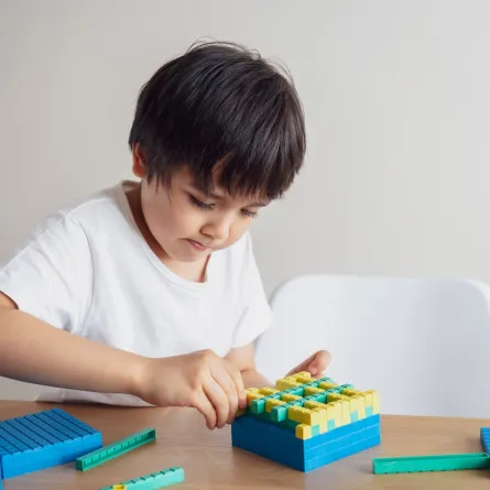 صورة لطفل يلعب