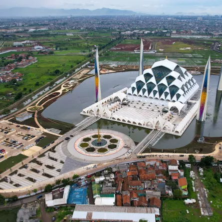 المساجد.. تحف فنية تجذب سياح العالم