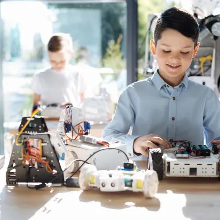 صورة لطفل مغرم بالإلكترونيات