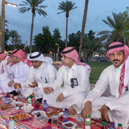 تجمع أهالي الخرج حول مائدة الإفطار. الصورة من تويتر بلدية محافظة الخرج