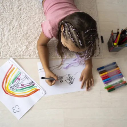 صورة لطفلة ترسم