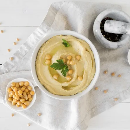 صورة لطبق يحتوي على سلطة الحمص