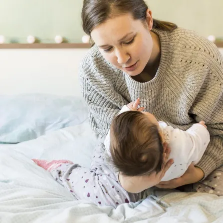 صورة لأم تحمل مولودها