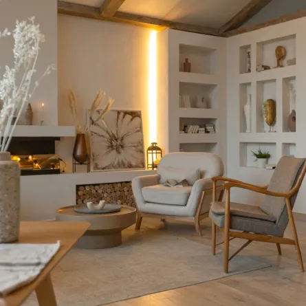 ديكورات لافتة في جانب من الصالة المفتوحة أركانها على بعضها البعض