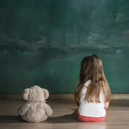 صورة تعبر عن طفلة مصابة بالتوحد