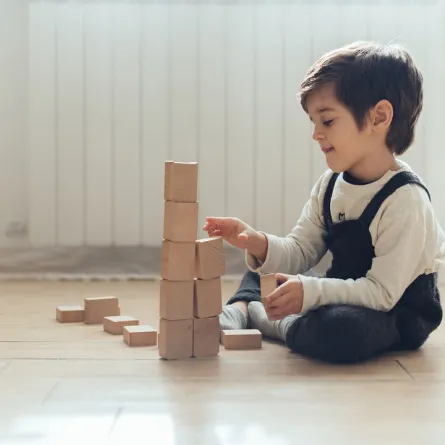 صورة لطفل يلعب بمفرده