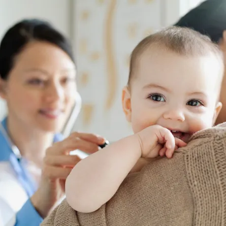 صورة لطفل وطبيبة تكشف عليه