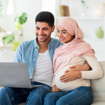 صورة لامراة حامل تجلس مع زوجها