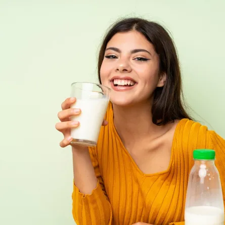 صورة لامرأة تحمل كوب من الحليب