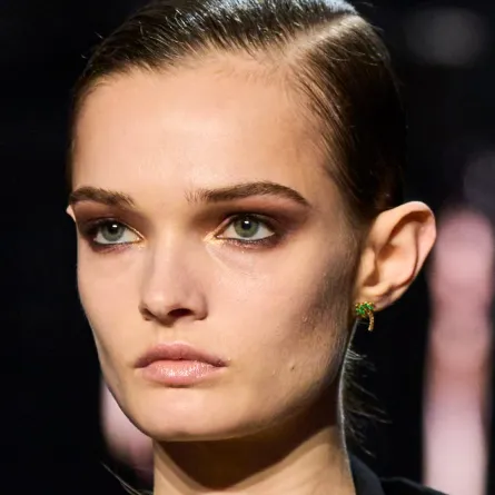 لمسات الذهب .. موضة المكياج في 2023 Golden Eye