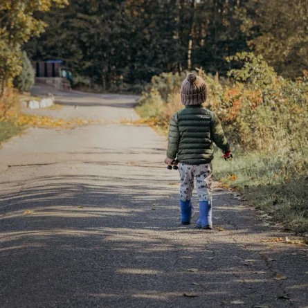 طفل في السابعة يمشي 65 كيلومتراً لعلاج ابن عمه