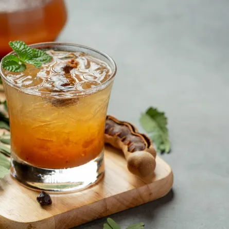 صورة لكوب يحتوي علي عصير التمر الهندي