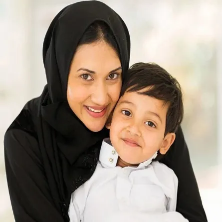 صورة لأم فرحة بصوم طفلها