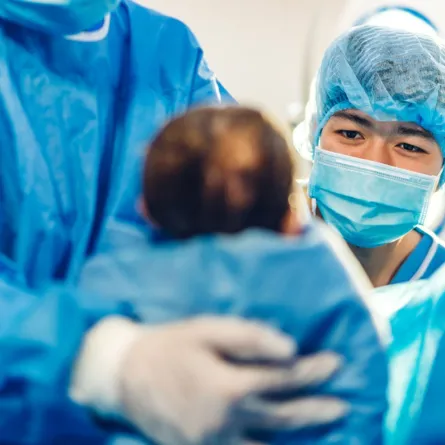 صورة تعبيرية للأطباء أثناء الجراحة