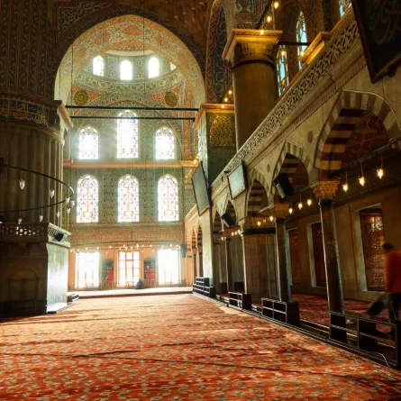 تقدم خلال رمضان لمحة عن الثقافة الإسلامية الممزوجة بالأضواء والأسواق ـfreepik