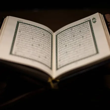 توزيع نسخ من القرآن الكرين على ضيوف الرحمن. الصورة من unsplash