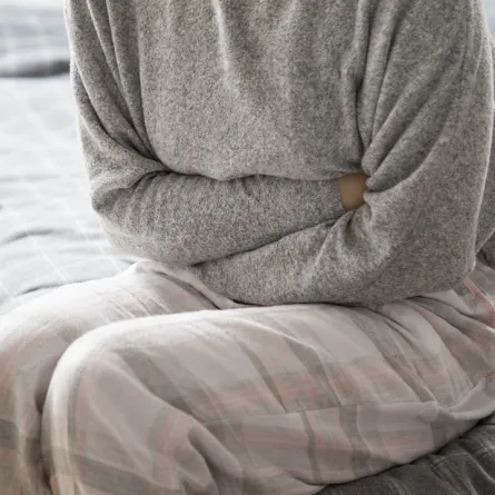 صورة لامرأة تعاني من ألم بالمعدة