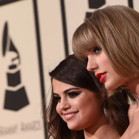 Singer Taylor Swift (R) and Selena Gomez arrive on the red carpet for the 58th Annual Grammy music Awards in Los Angeles February 15, 2016. AFP PHOTO/ VALERIE MACON VALERIE MACON / AFP