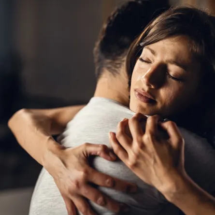 صورة أم تضم ابنها