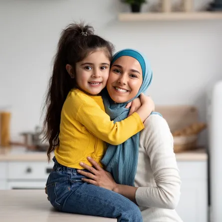 صورة لأم تحتضن طفلها