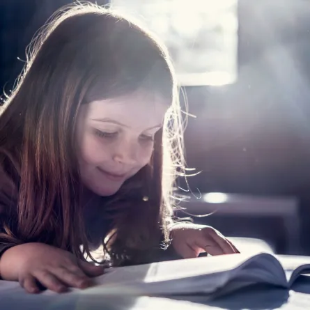 صورة طفلة تقرأ