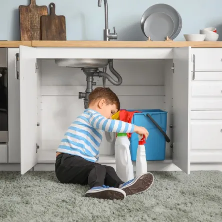 صورة لطفل يلعب بمواد التنظيف