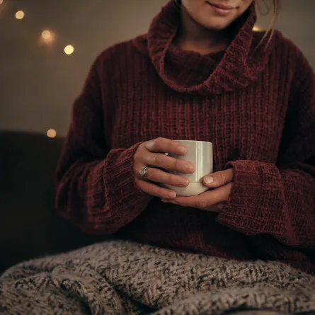 صورة لامرأة تحمل كوب