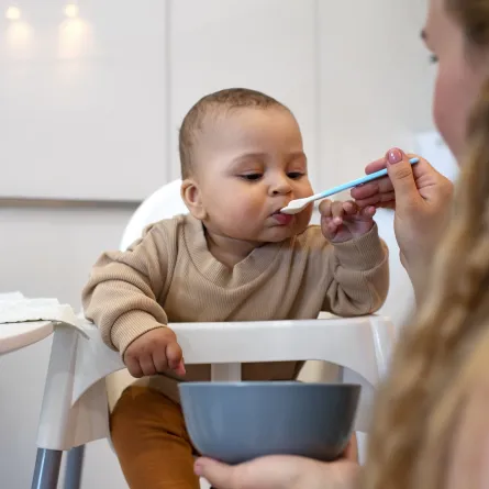 صورة لطفل يتناول الطعام 