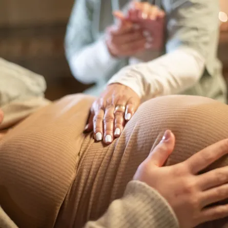 صورة حامل في الشهر التاسع