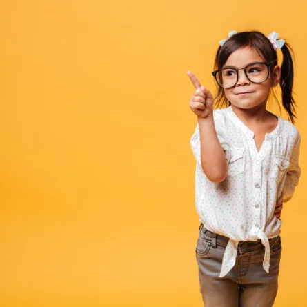 صورة لطفلة تضع النظارة