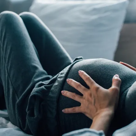 صورة لامرأة حامل تعاني من ألم بالمعدة