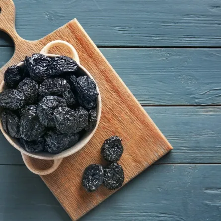 صورة لطبق يحتوي على القراصيا