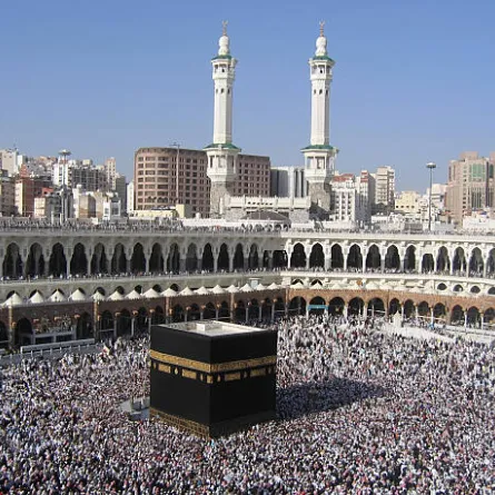 اكتمال التجهيزات والاستعدادات لاستقبال المعتكفين والمعتكفات بالمسجد الحرام. الصورة من unsplash