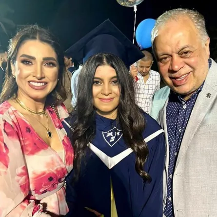 مريم تتوسط والديها أشرف زكي وروجينا - الصورة من حساب أشرف زكي على انستغرام