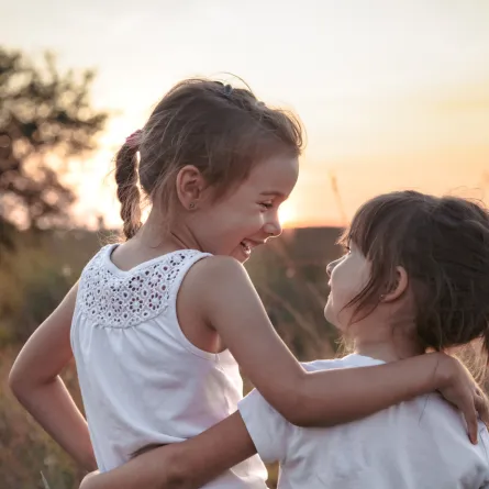 صورة لفتاتين